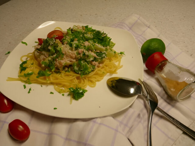 Spaghetti met kokosmelk broccoli en gerookte zalm.