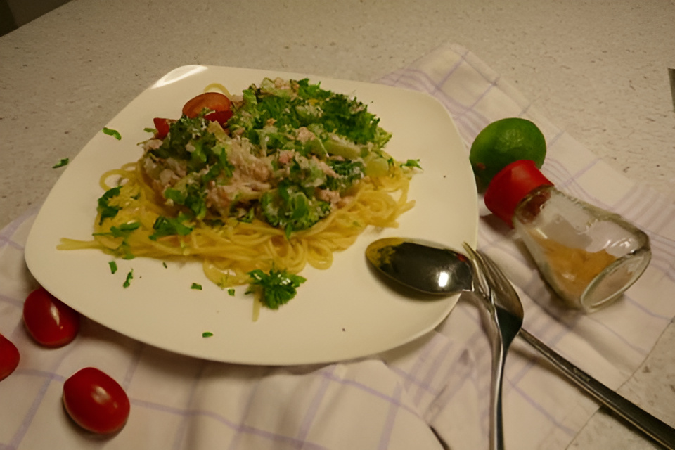 Spaghetti met kokosmelk broccoli en gerookte zalm.