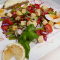 Sperziebonen maaltijdsalade met kaas, ei en spekjes.