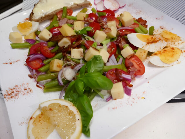 Sperziebonen maaltijdsalade met kaas, ei en spekjes.