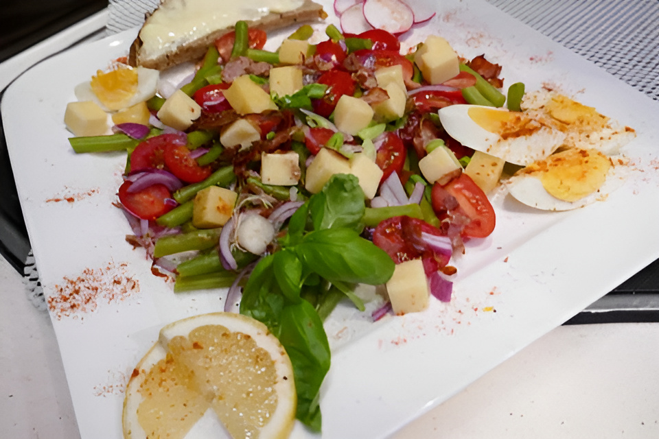 Sperziebonen maaltijdsalade met kaas, ei en spekjes.