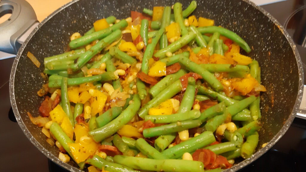 Sperziebonen met groene kidneybonen (flageolets), tomaat, paprika en chorizo