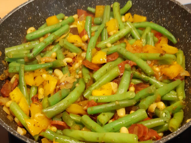 Sperziebonen met groene kidneybonen (flageolets), tomaat, paprika en chorizo