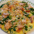 Spinazie – omelet met warm gerookte zalm en kaas.