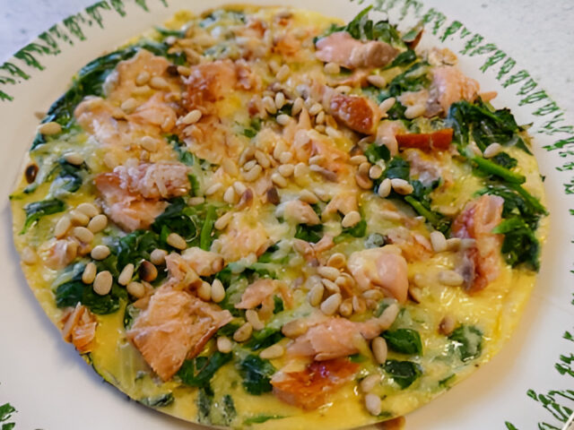 Spinazie – omelet met warm gerookte zalm en kaas.