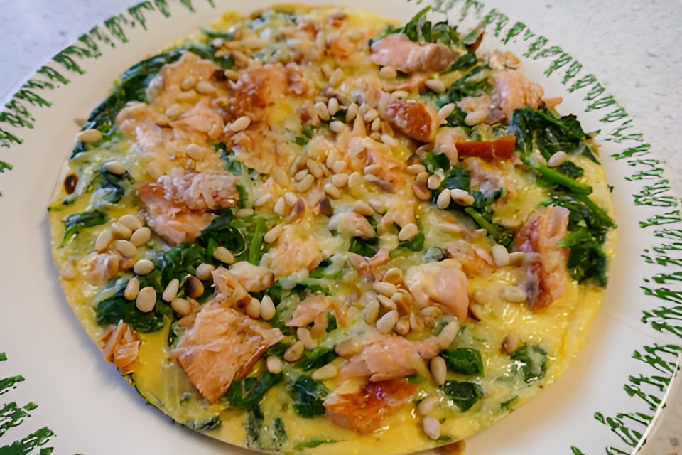 Spinazie - omelet met warm gerookte zalm en kaas.