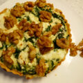 Spinazie quiche met feta en gekarameliseerde walnoten