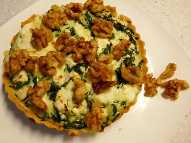 Spinazie quiche met feta en gekarameliseerde walnoten