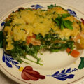 Spinazielasagne met gerookte zalm, tomaat, ricotta en kaas. P.G