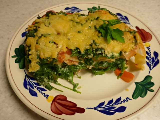 Spinazielasagne met gerookte zalm, tomaat, ricotta en kaas. P.G