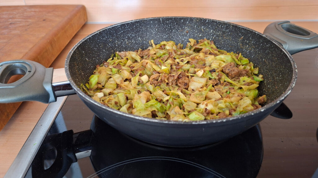 Spitskoolpannetje met gehakt, kerrie, pinda en kokosmelk
