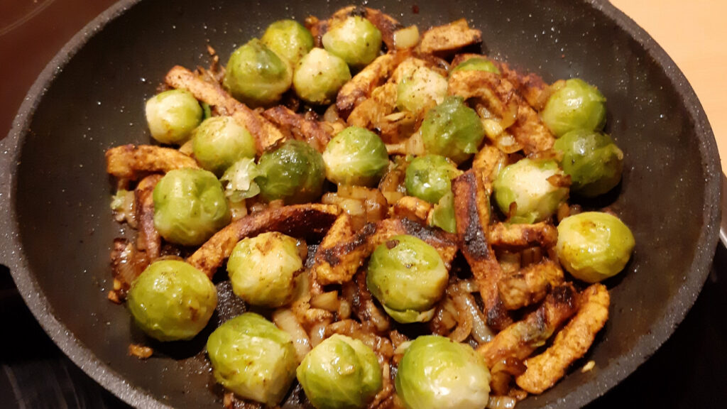 Spruitjes met kerrie-uitjes en pittige schnitzelreepjes