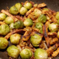 Spruitjes met kerrie-uitjes en pittige schnitzelreepjes