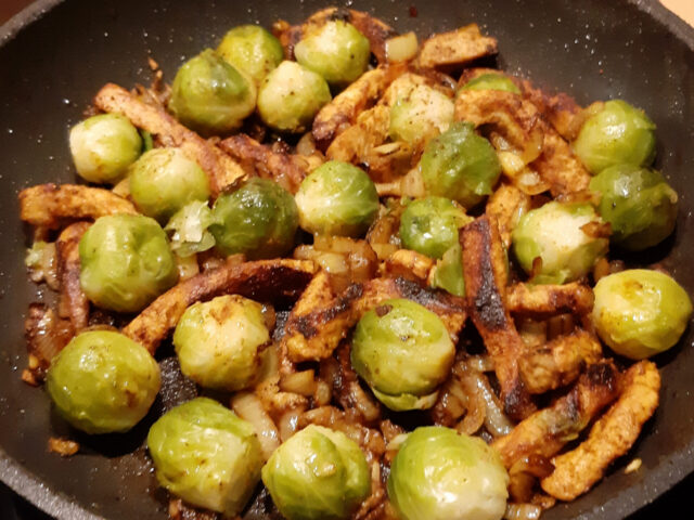 Spruitjes met kerrie-uitjes en pittige schnitzelreepjes