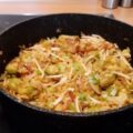 Lekker pittig rijstpannetje met spruitjes, bacon en taugé.