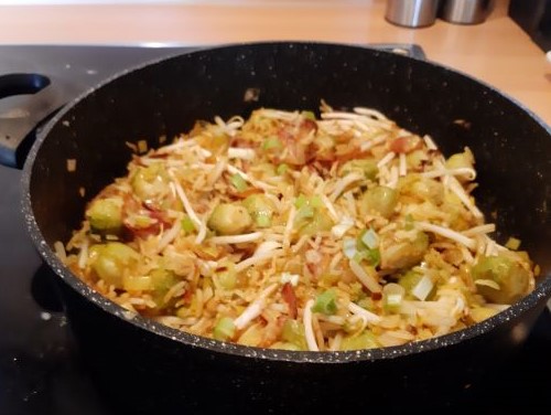 Lekker pittig rijstpannetje met spruitjes, bacon en taugé.