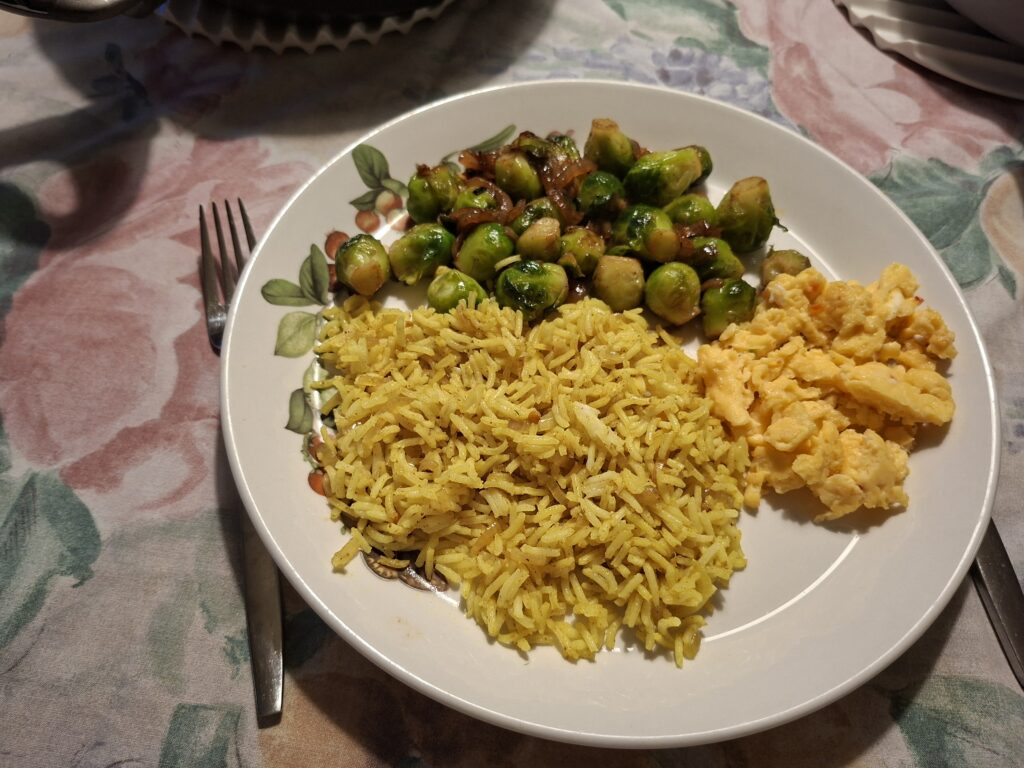Pittige spruitjes met gebakken uitjes, ketjap en sambal