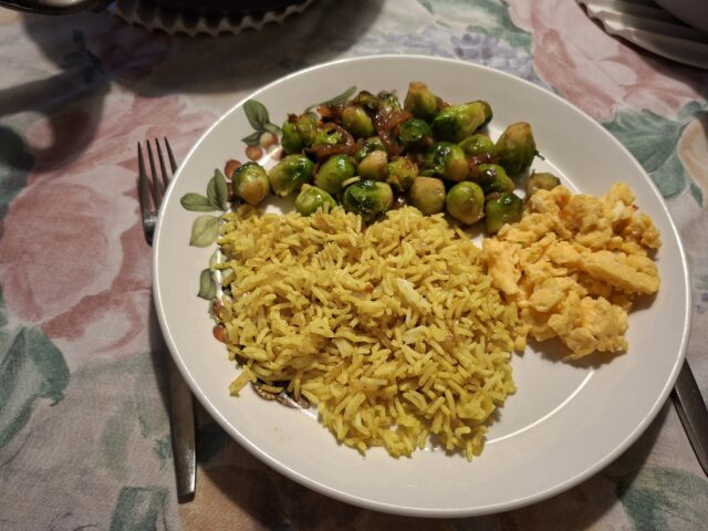 Pittige spruitjes met gebakken uitjes, ketjap en sambal