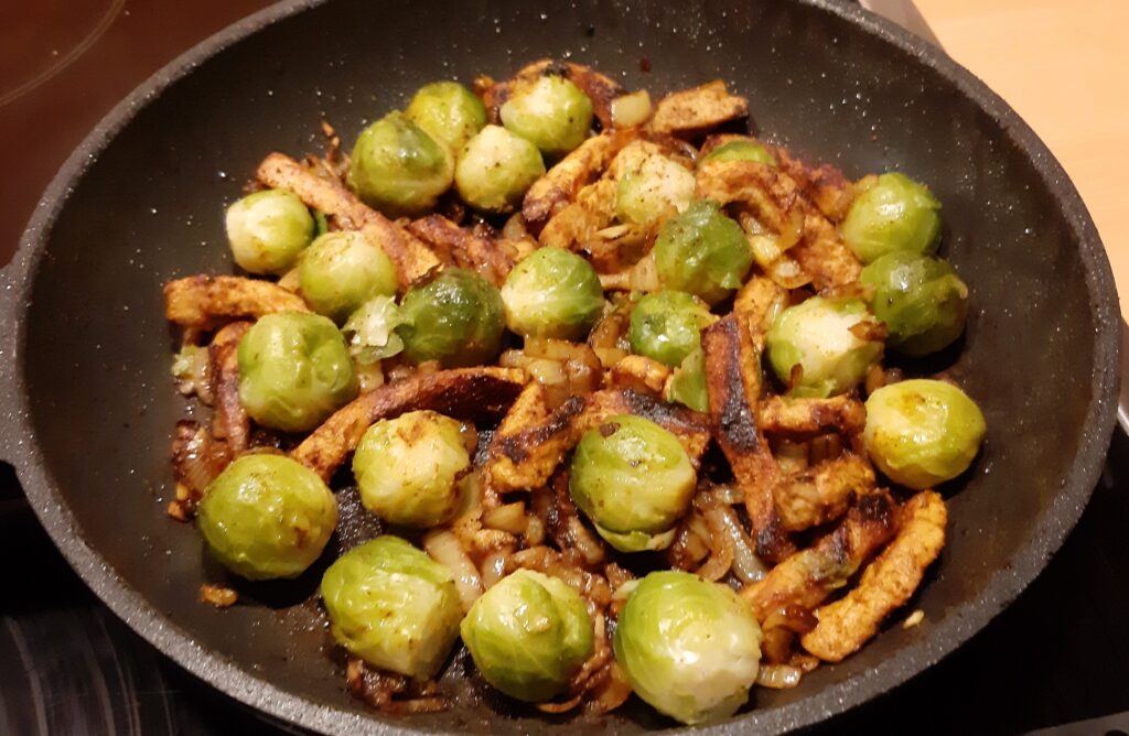 Spruitjes met kerrie-uitjes en pittige schnitzelreepjes