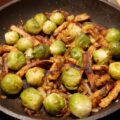 Spruitjes met kerrie-uitjes en pittige schnitzelreepjes