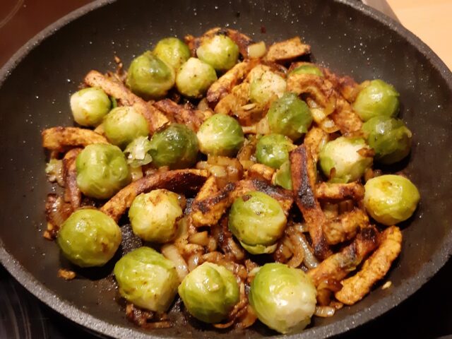 Spruitjes met kerrie-uitjes en pittige schnitzelreepjes