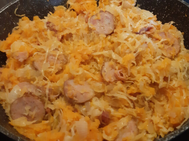 Stamppot zuurkool met zoete aardappel en rookworst