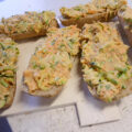 Stokbroodje met courgette, peen en cheddar, dille en knoflook.