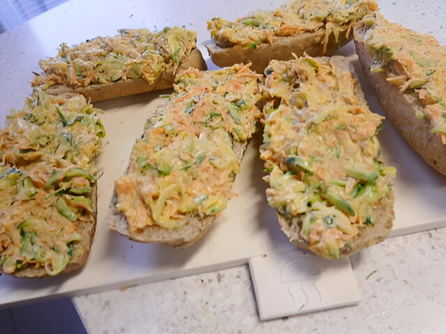 Stokbroodje met courgette, peen en cheddar, dille en knoflook.