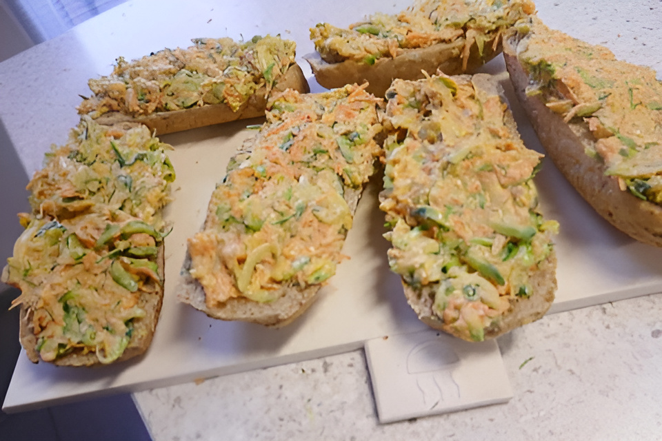 Stokbroodje met courgette, peen en cheddar, dille en knoflook.