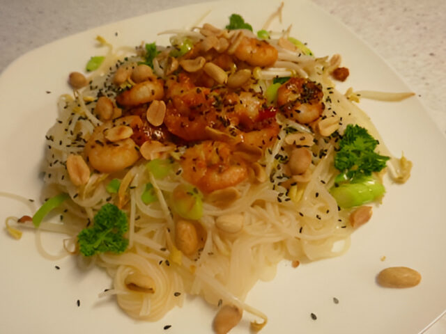Super Easy Oosterse mihoen met gemarineerde knoflook garnalen