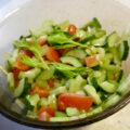 Super snelle salade van bleekselderij, komkommer en tomaat.