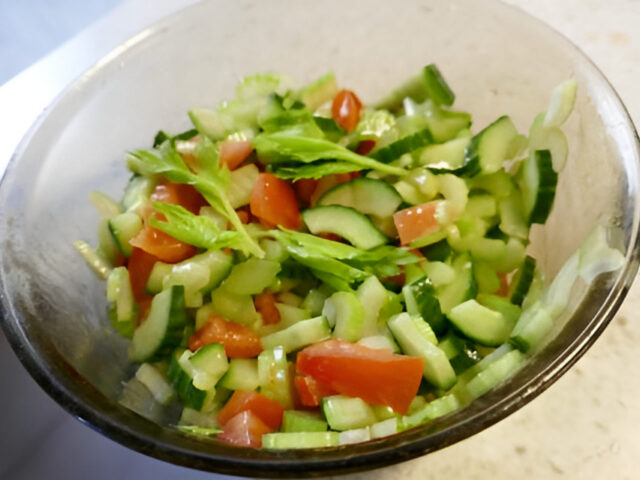 Super snelle salade van bleekselderij, komkommer en tomaat.