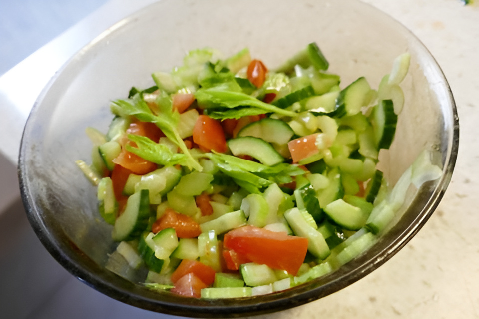 Super snelle salade van bleekselderij, komkommer en tomaat.