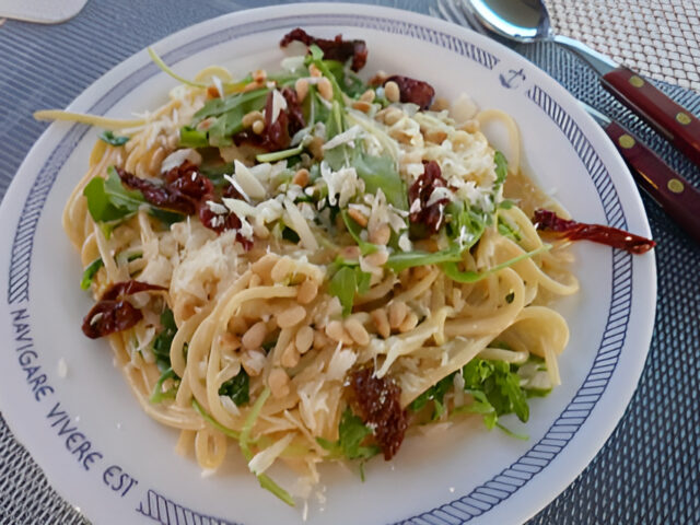 Tagiolini met citroenroom, rucola, pijnboompitjes, zontomaatjes en…