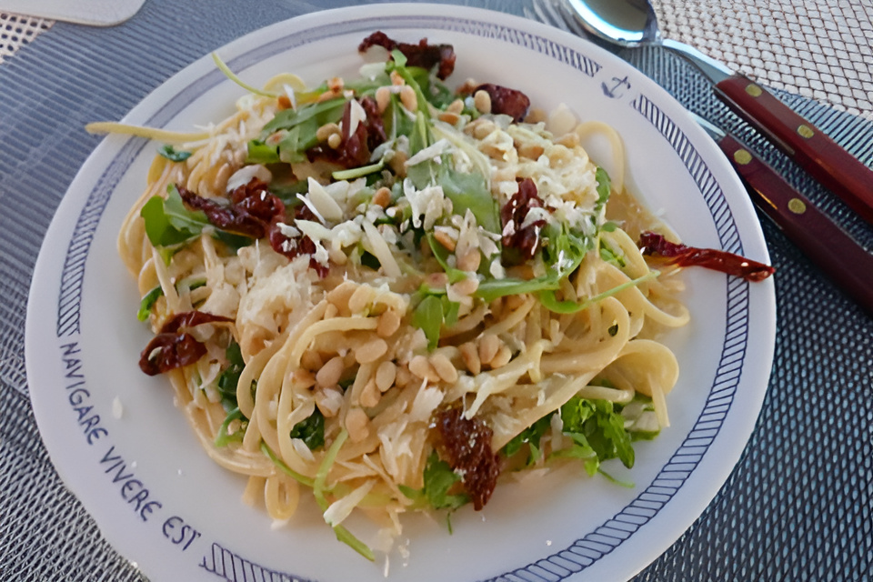 Tagiolini met citroenroom, rucola, pijnboompitjes, zontomaatjes en...