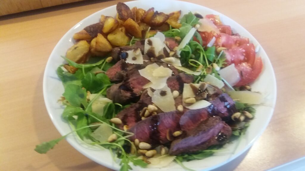 Italiaanse salade met biefstuk, rucola en Parmezaanse kaas met een lekkere dressing (Tagliata)