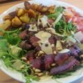 Italiaanse salade met biefstuk, rucola en Parmezaanse kaas met een lekkere dressing (Tagliata)