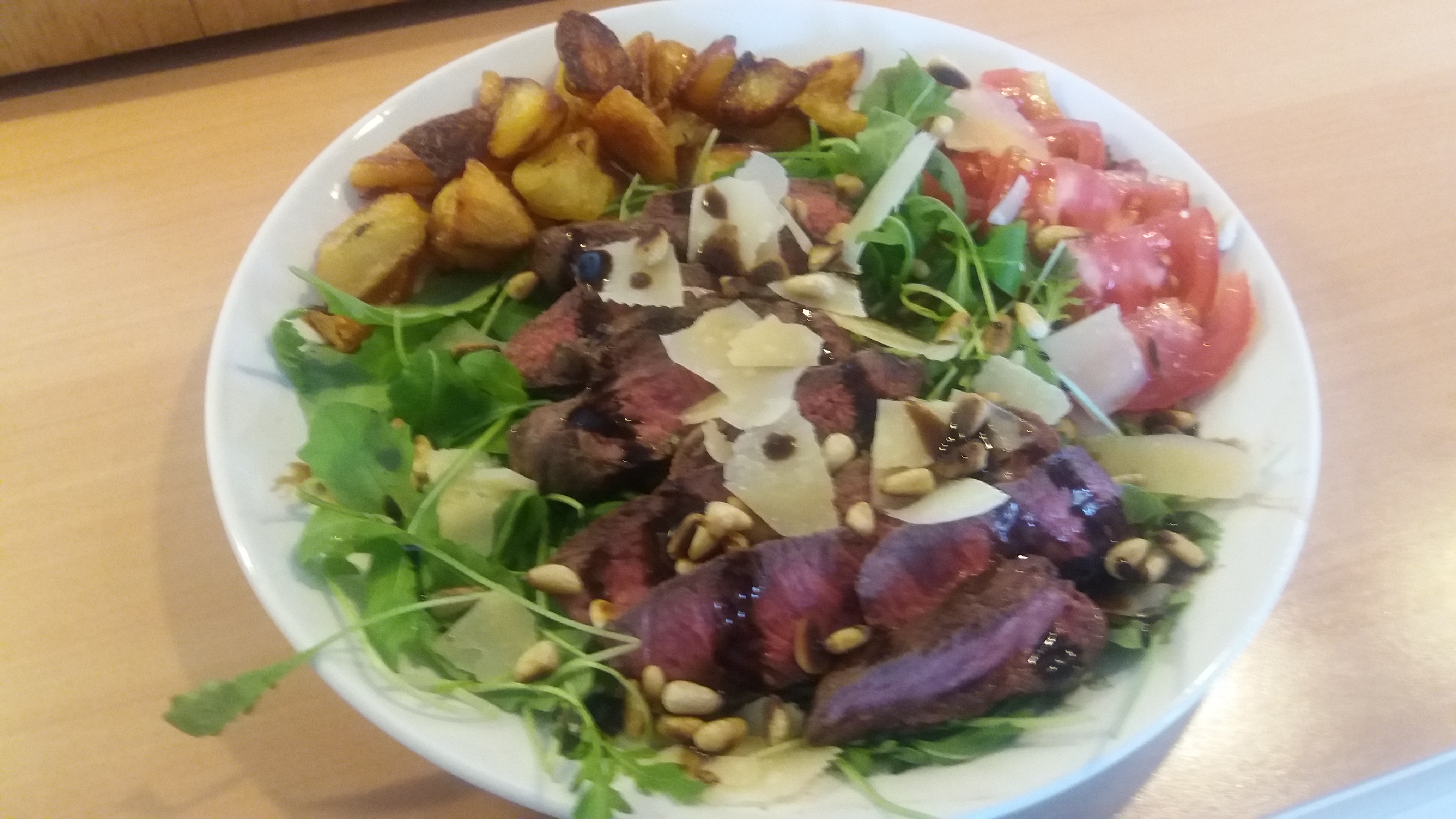 Italiaanse salade met biefstuk, rucola en Parmezaanse kaas met een lekkere dressing (Tagliata)