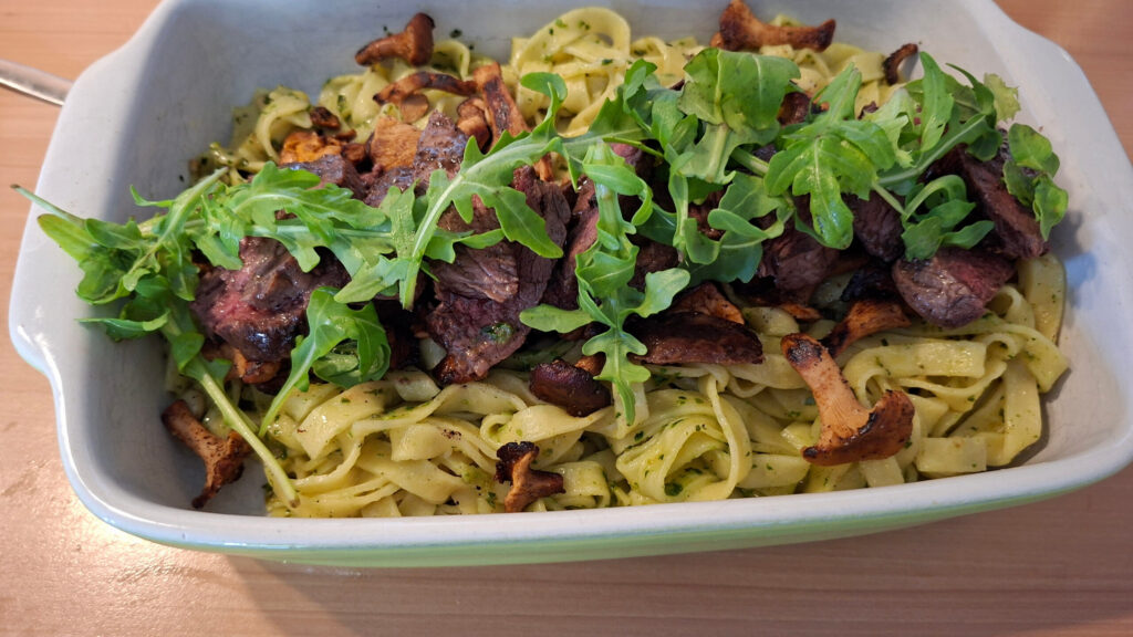Tagliatelle met pesto, cantharellen en biefstuk