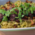 Tagliatelle met pesto, cantharellen en biefstuk
