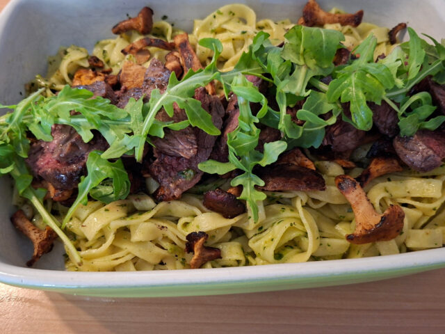 Tagliatelle met pesto, cantharellen en biefstuk