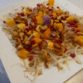 Taugésalade met Mango, Granaatappelpitjes en Cashewnoten .