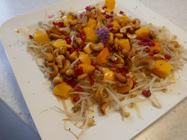 Taugésalade met Mango, Granaatappelpitjes en Cashewnoten .