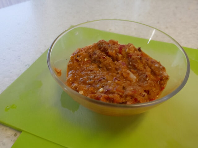 Thaise boemboe rode curry zelf maken is zó gebeurd .