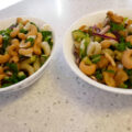 Thaise paksoi salade met komkommer, ananas en cashewnoten