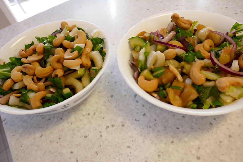 Thaise paksoi salade met komkommer, ananas en cashewnoten
