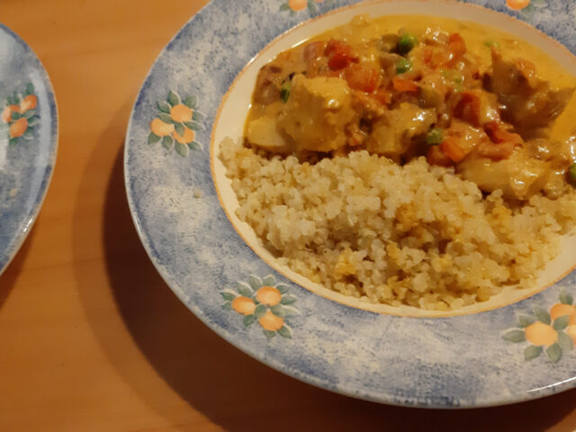 Thaise rode viscurry met kabeljauw, paprika, tomaat en doperwten, snel recept