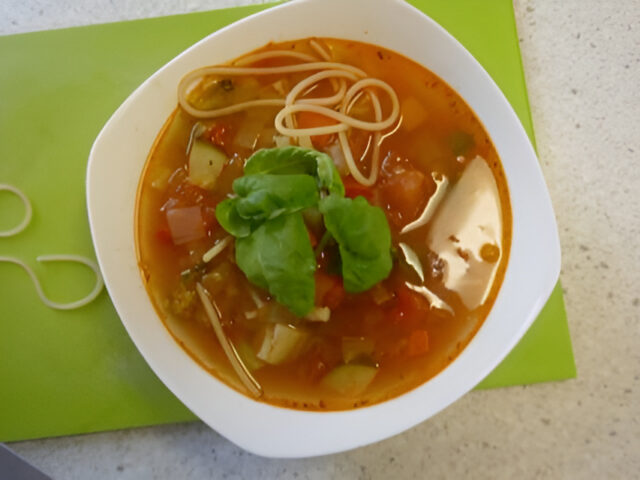 Tjokvolle Vegetarische Italiaanse maaltijdsoep met pesto en spaghetti
