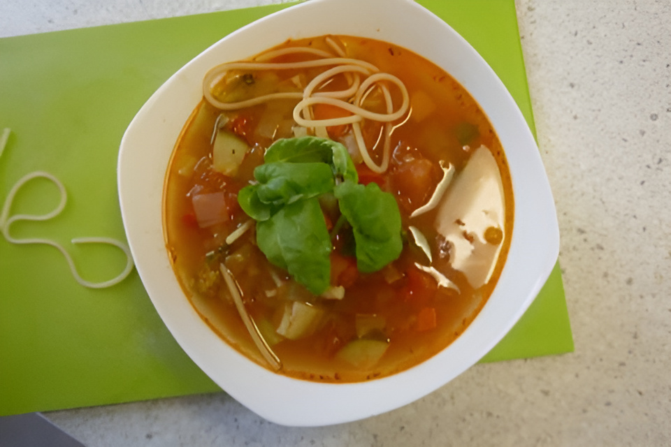 Tjokvolle Vegetarische Italiaanse maaltijdsoep met pesto en spaghetti