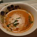 Tomatencrèmesoep van verse tomaten, tomatenpuree en crème fraîche